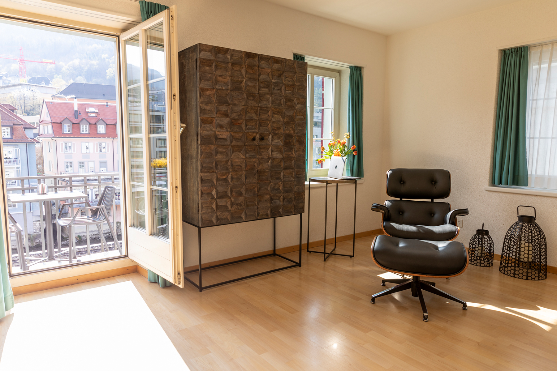 River Residence Deluxe Apartment - Lounge mit Balkonansicht