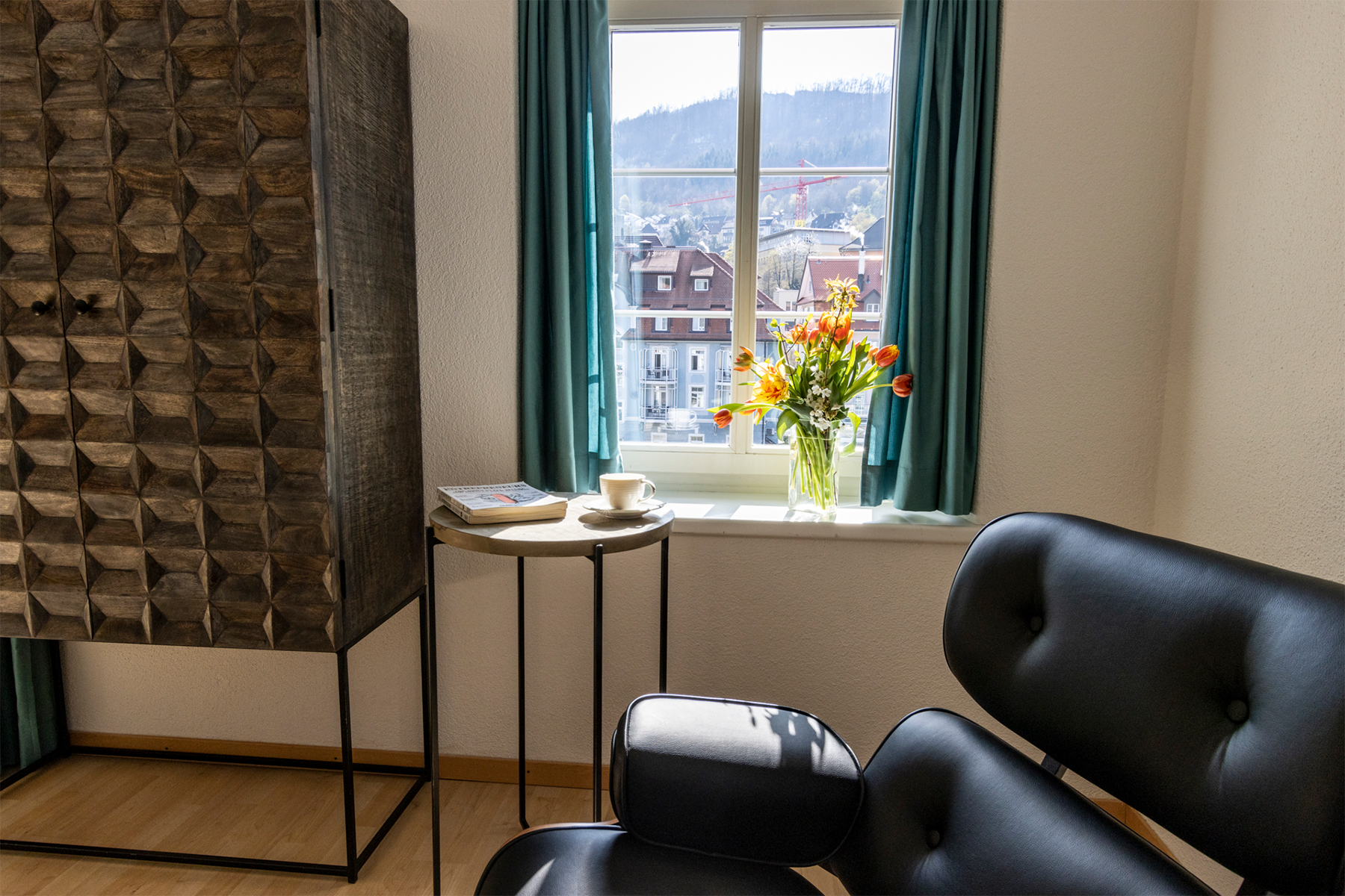  River Residence Deluxe Apartment - Lounge mit Fensterblick