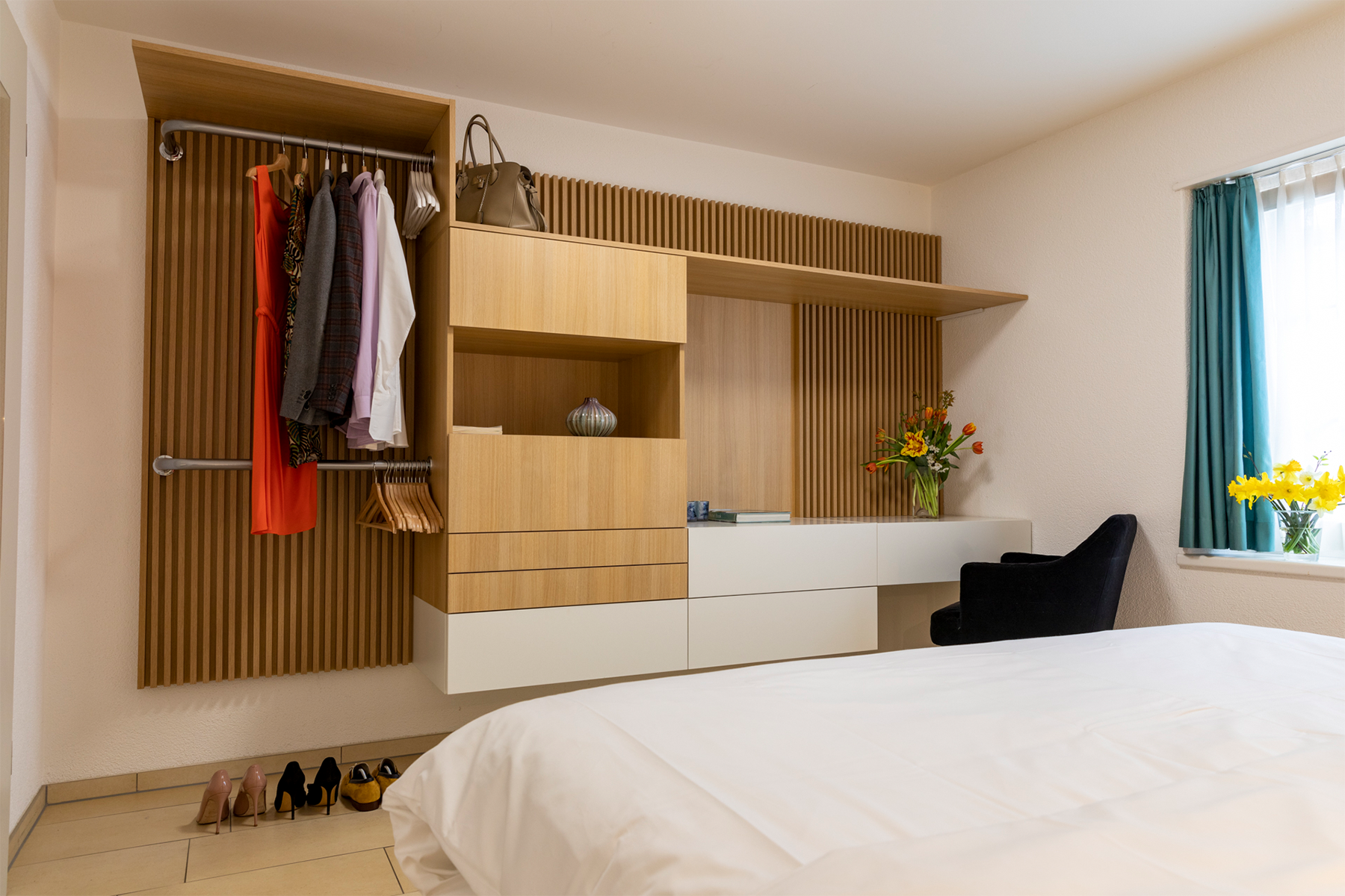 River Residence Friens & Family Apartment - Schlafzimmer mit Schrankwand