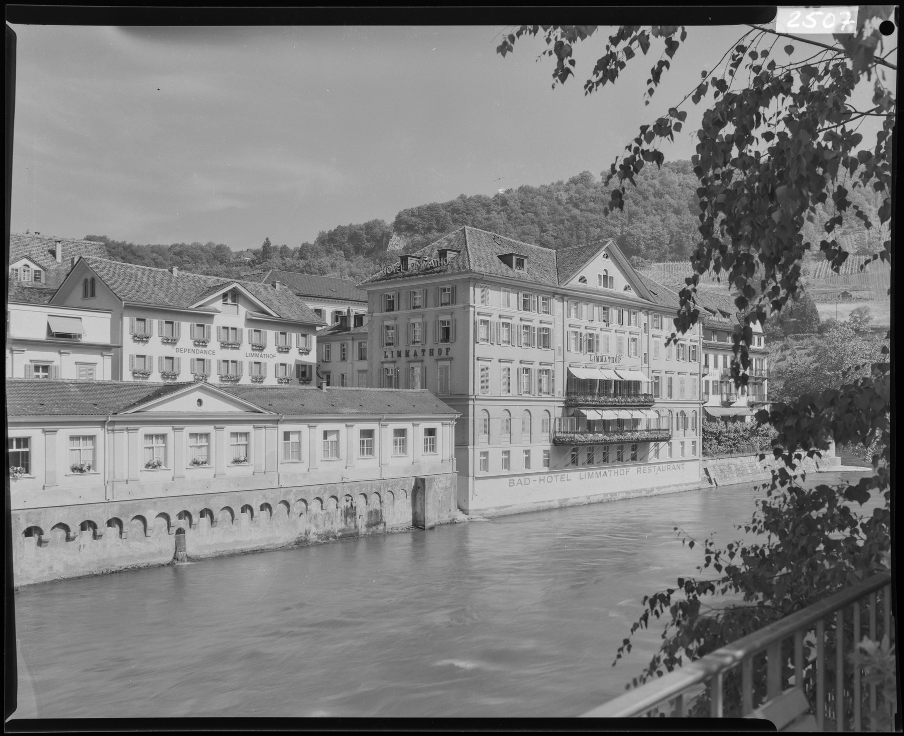 1930 Baden - Bader Limmathof und Inhalatorium vom gegen Überliegenden Ufer aus